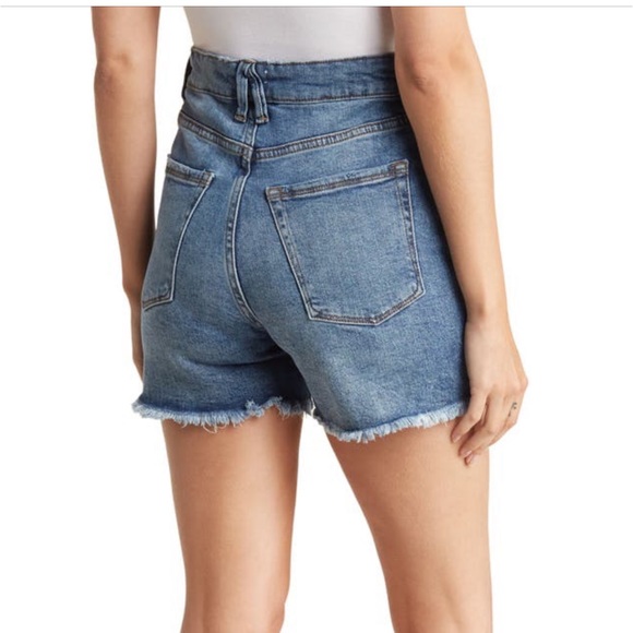💙NWT Good American Good Curve High Waist
Cutoff Denim Shorts 💙 - Picture 2 of 7